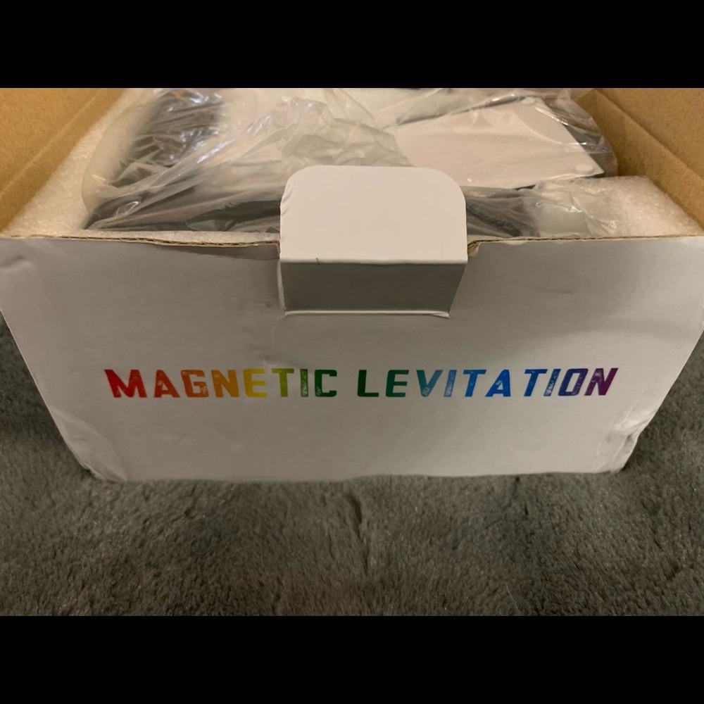 2 x Magnetic Levitation LED Floating Photo Frames - Picture 2 of 8